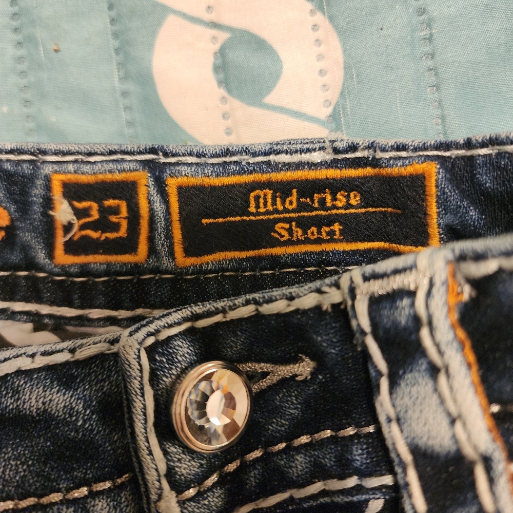 Jr size 23 Rock Revival Hetty Mid Rise shorts. - Picture 4 of 5